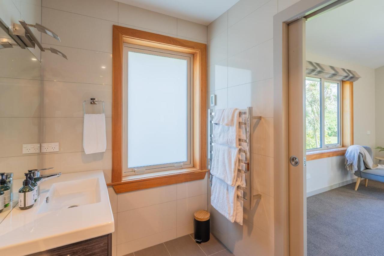 Anam Cara Gardens Luxury Villa Private Bedrooms And Ensuite Bathrooms Sleeps 9 Otaki Eksteriør billede