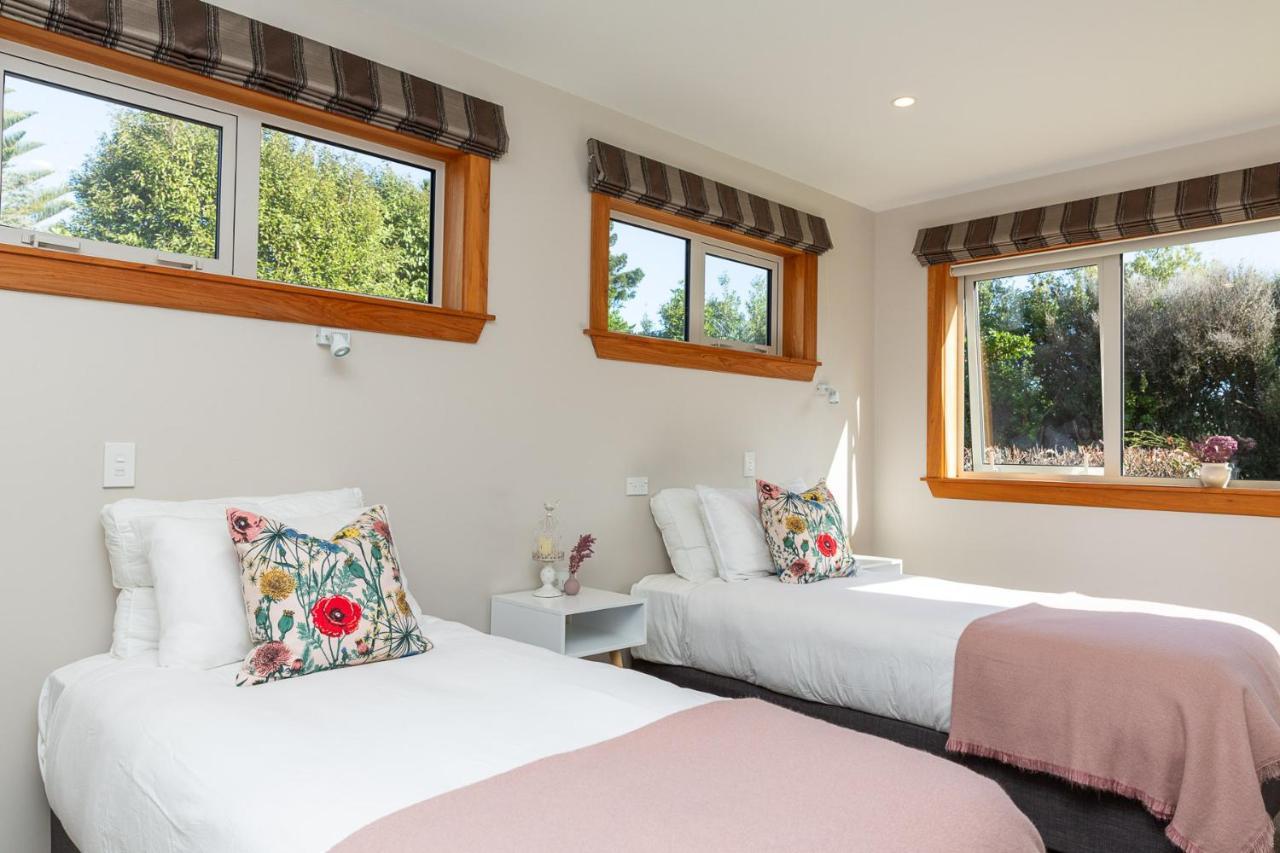 Anam Cara Gardens Luxury Villa Private Bedrooms And Ensuite Bathrooms Sleeps 9 Otaki Eksteriør billede
